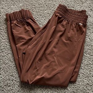 Vuori Women’s Villa Jogger in Hazelnut 🤎